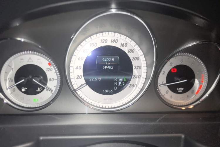 Used Mercedes-Benz GLK-Class 2013 GLK 300 4MATIC Fashion Model Odometer Close Up