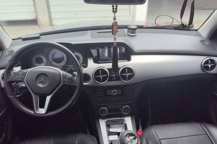 Used Mercedes-Benz GLK-Class 2013 GLK 300 4MATIC Dynamic Sunroof Model Center Console