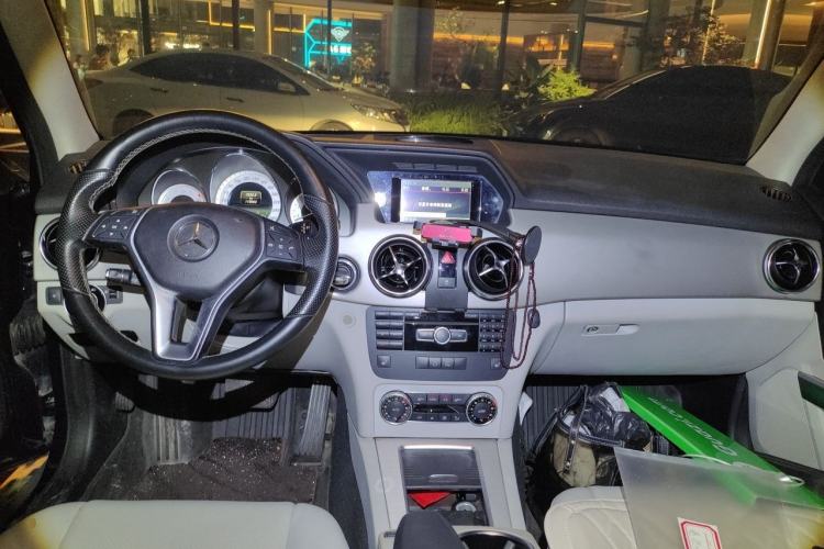 Used Mercedes-Benz GLK-Class 2013 GLK 300 4MATIC Dynamic Sunroof Model Center Console