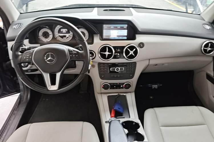 Used Mercedes-Benz GLK-Class 2013 GLK 300 4MATIC Dynamic Edition Center Console