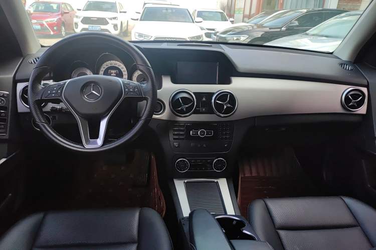 Used Mercedes-Benz GLK-Class 2013 GLK 300 4MATIC Dynamic Edition Center Console