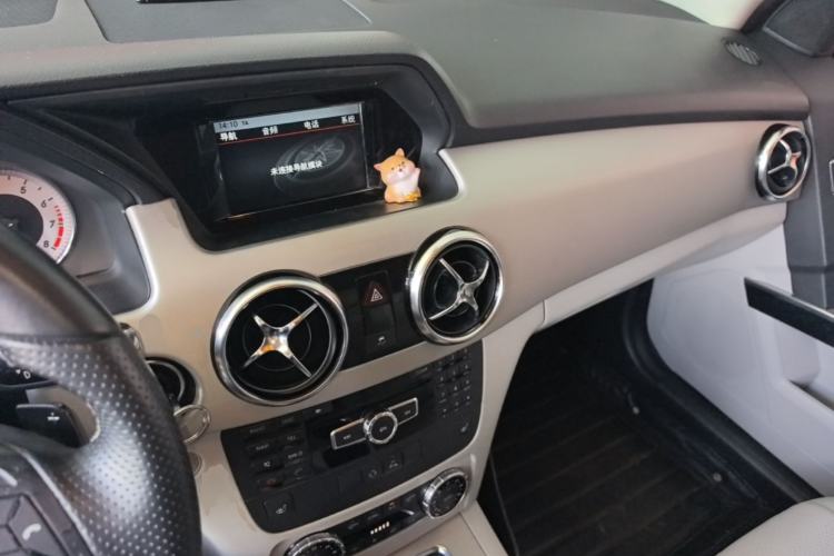 Used Mercedes-Benz GLK-Class 2013 GLK 300 4MATIC Dynamic Edition Center Console