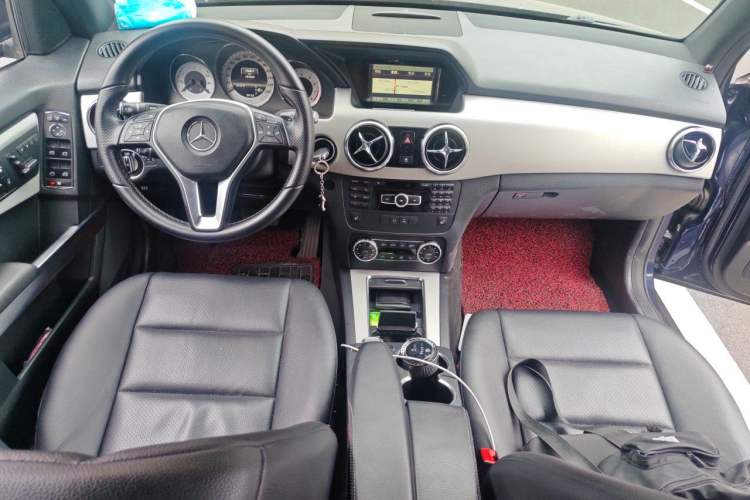 Used Mercedes-Benz GLK-Class 2013 GLK 300 4MATIC Dynamic Edition Center Console