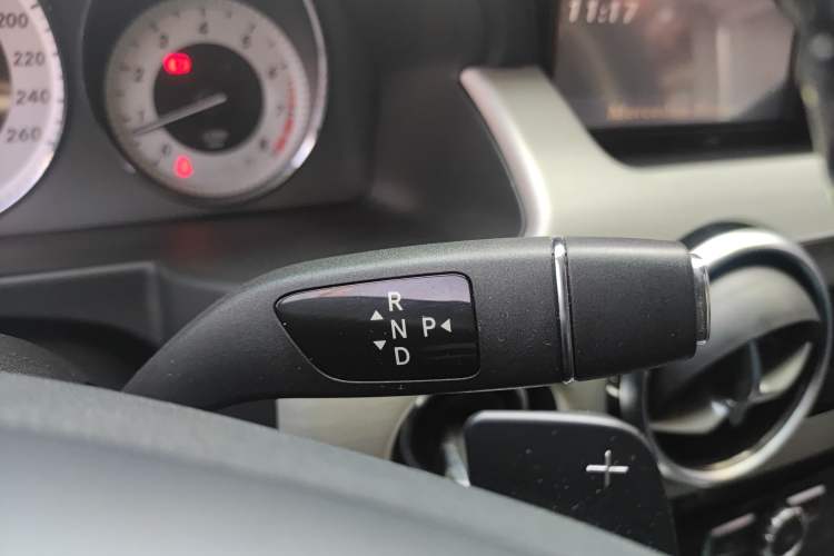 Used Mercedes-Benz GLK-Class 2013 GLK 300 4MATIC Dynamic Edition Gear Lever