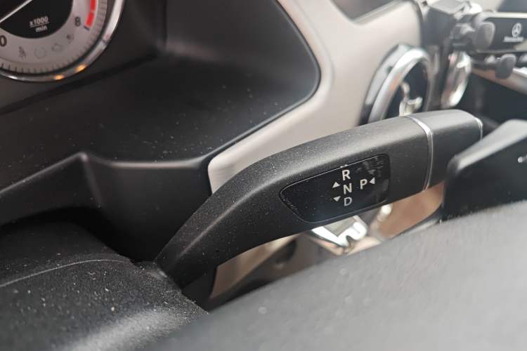 Used Mercedes-Benz GLK-Class 2013 GLK 300 4MATIC Dynamic Edition Gear Lever