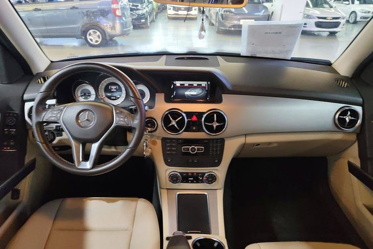 Used Mercedes-Benz GLK-Class 2013 GLK 300 4MATIC Dynamic Sunroof Model Interior 2