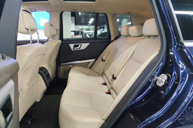 Used Mercedes-Benz GLK-Class 2013 GLK 300 4MATIC Dynamic Sunroof Model Interior 4