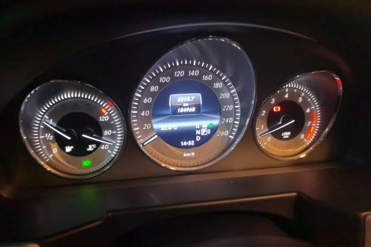 Used Mercedes-Benz GLK-Class 2013 GLK 300 4MATIC Fashion Model Odometer Close Up