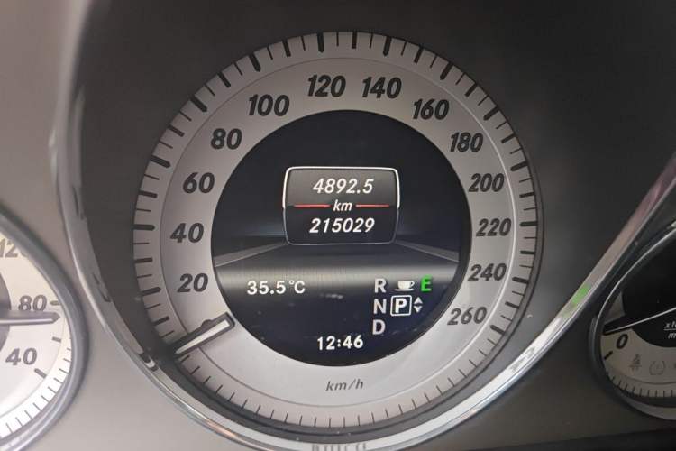 Used Mercedes-Benz GLK-Class 2013 GLK 300 4MATIC Fashion Model Odometer Close Up