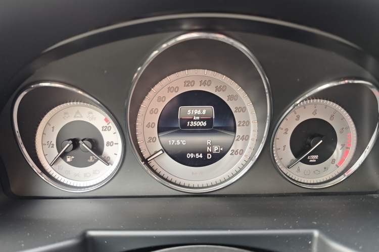 Used Mercedes-Benz GLK-Class 2013 Facelift GLK 300 4MATIC Fashion Edition Odometer Close Up