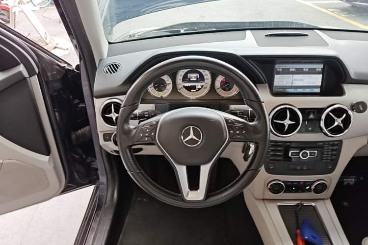 Used Mercedes-Benz GLK-Class 2013 GLK 300 4MATIC Dynamic Edition Steering Wheel