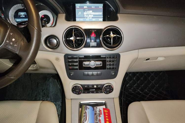 Used Mercedes-Benz GLK-Class 2013 Facelift GLK 300 4MATIC Fashion Edition Audio And AC Panel