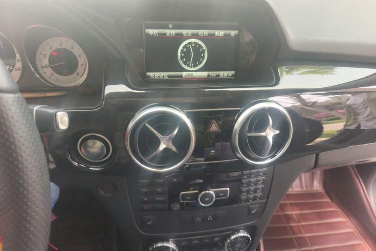 Used Mercedes-Benz GLK-Class 2013 Facelift GLK 300 4MATIC Luxury Edition Audio And AC Panel