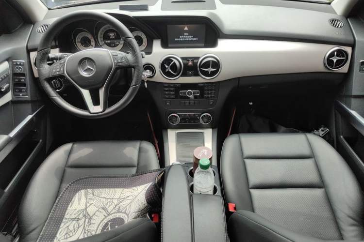 Used Mercedes-Benz GLK-Class 2013 GLK 300 4MATIC Dynamic Sunroof Model Center Console