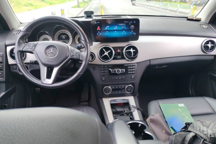 Used Mercedes-Benz GLK-Class 2013 GLK 300 4MATIC Dynamic Sunroof Model Center Console