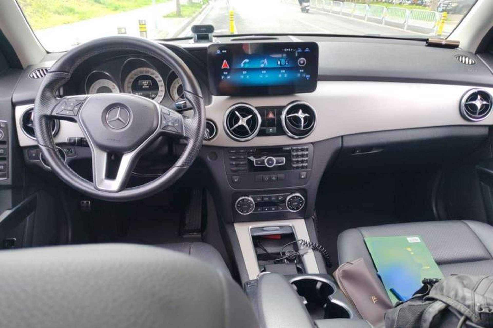 Used Mercedes-Benz GLK-Class 2013 GLK 300 4MATIC Dynamic Sunroof Model Center Console