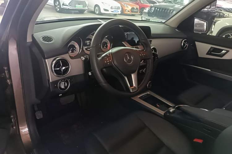 Used Mercedes-Benz GLK-Class 2013 GLK 300 4MATIC Dynamic Sunroof Model Center Console