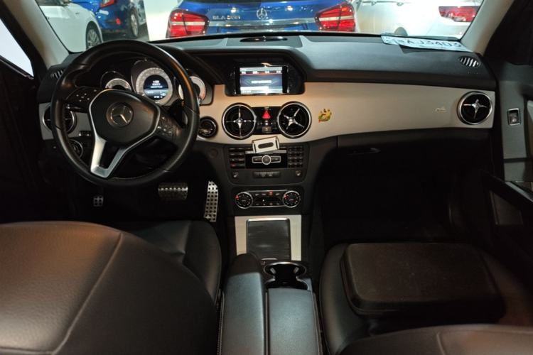 Used Mercedes-Benz GLK-Class 2013 GLK 300 4MATIC Luxury Model Center Console
