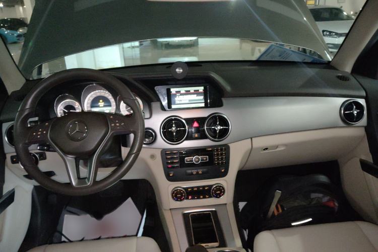 Used Mercedes-Benz GLK-Class 2013 GLK 300 4MATIC Dynamic Sunroof Model Interior 2