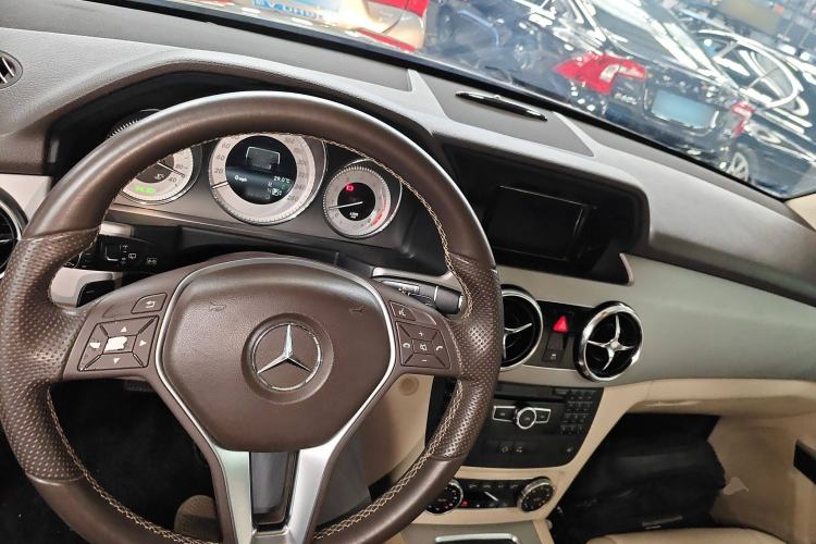 Used Mercedes-Benz GLK-Class 2013 GLK 300 4MATIC Dynamic Sunroof Model Interior 2
