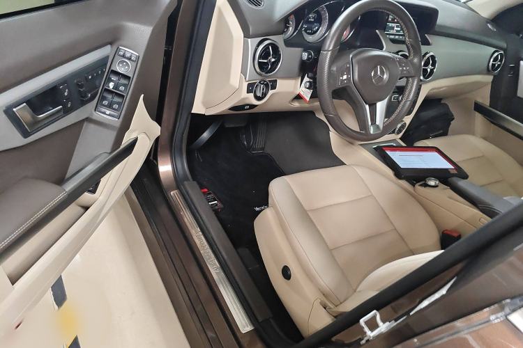 Used Mercedes-Benz GLK-Class 2013 GLK 300 4MATIC Dynamic Sunroof Model Interior 3