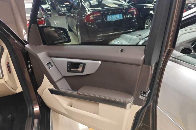 Used Mercedes-Benz GLK-Class 2013 GLK 300 4MATIC Dynamic Sunroof Model Interior 5
