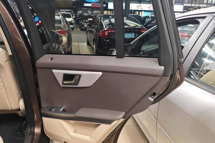 Used Mercedes-Benz GLK-Class 2013 GLK 300 4MATIC Dynamic Sunroof Model Interior 6