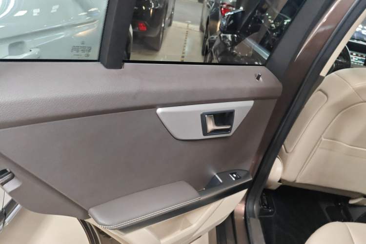 Used Mercedes-Benz GLK-Class 2013 GLK 300 4MATIC Dynamic Sunroof Model Interior 8