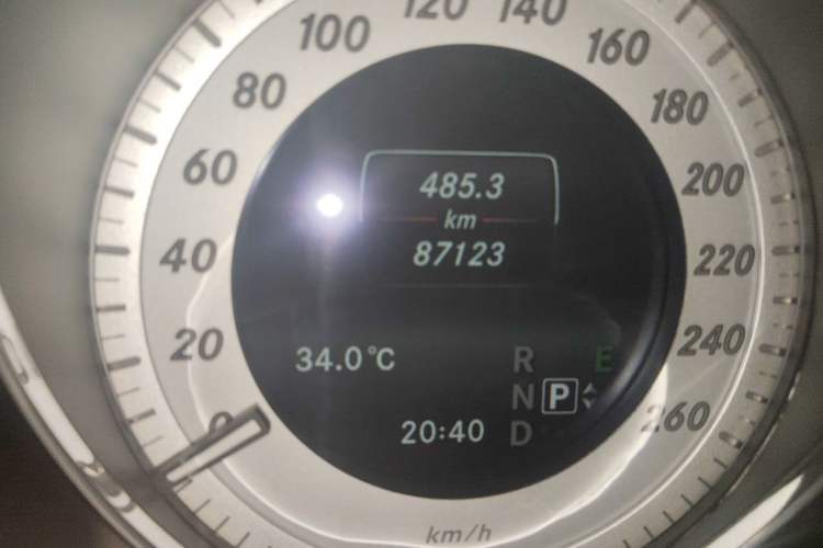 Used Mercedes-Benz GLK-Class 2013 GLK 300 4MATIC Luxury Model Odometer Close Up