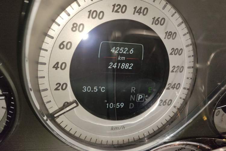 Used Mercedes-Benz GLK-Class 2013 Facelift GLK 300 4MATIC Fashion Edition Odometer Close Up