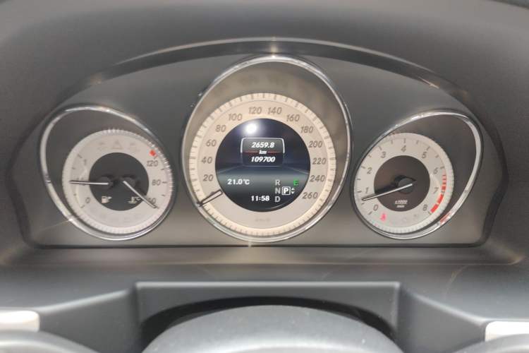 Used Mercedes-Benz GLK-Class 2013 GLK 300 4MATIC Dynamic Sunroof Model Odometer Close Up