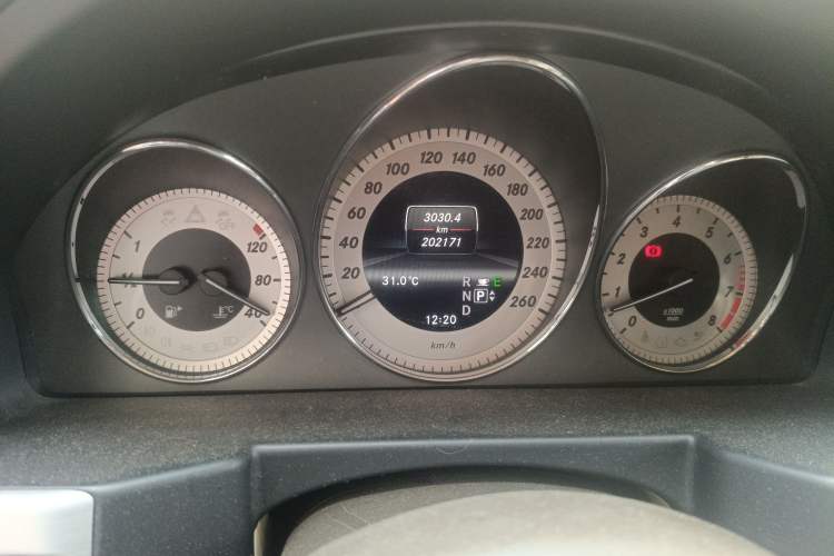 Used Mercedes-Benz GLK-Class 2013 GLK 300 4MATIC Dynamic Edition Odometer Close Up