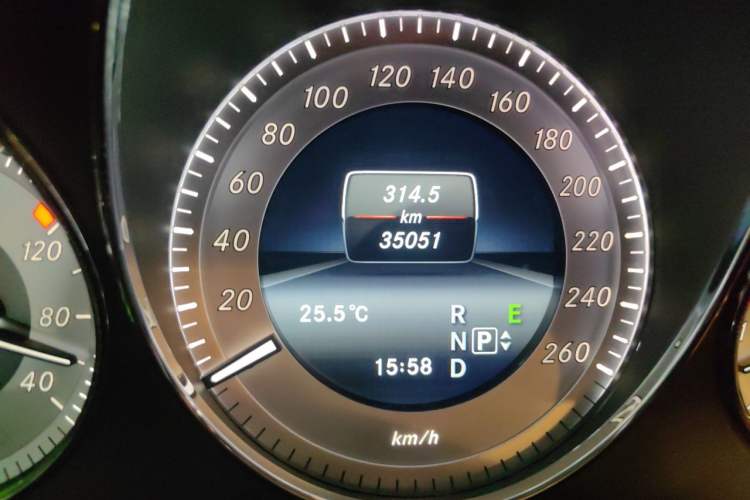Used Mercedes-Benz GLK-Class 2013 Facelift GLK 300 4MATIC Fashion Edition Odometer Close Up