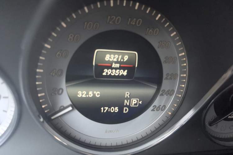 Used Mercedes-Benz GLK-Class 2013 Facelift GLK 300 4MATIC Fashion Edition Odometer Close Up