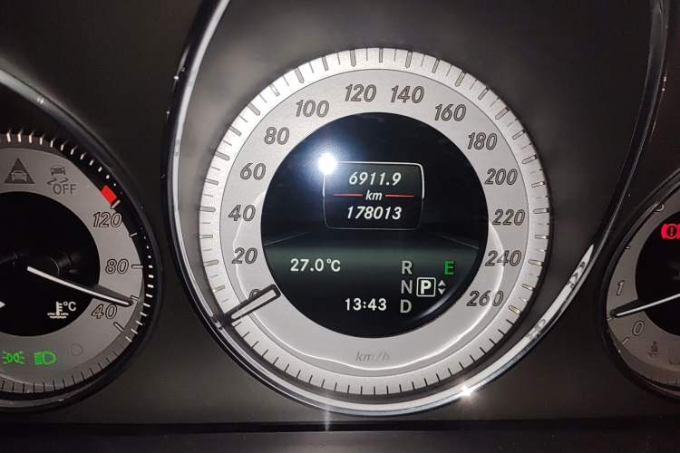 Used Mercedes-Benz GLK-Class 2013 GLK 300 4MATIC Dynamic Sunroof Model Odometer Close Up