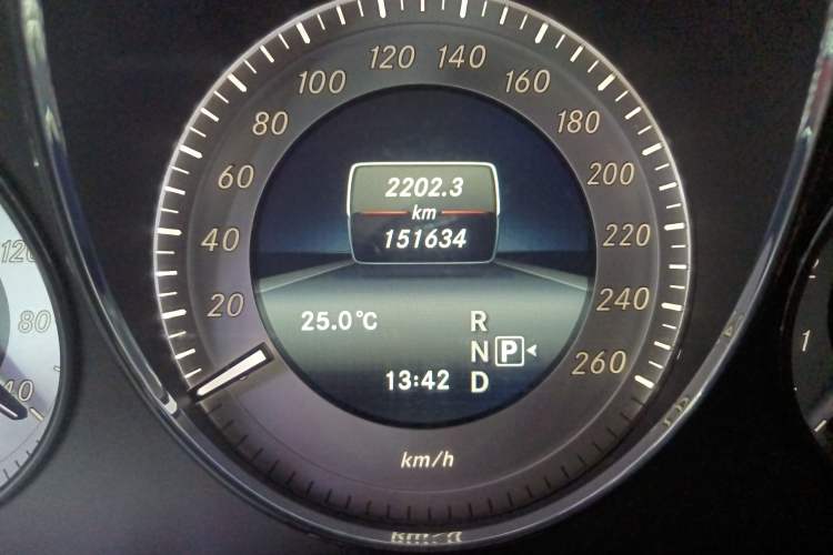 Used Mercedes-Benz GLK-Class 2013 Facelift GLK 300 4MATIC Fashion Edition Odometer Close Up
