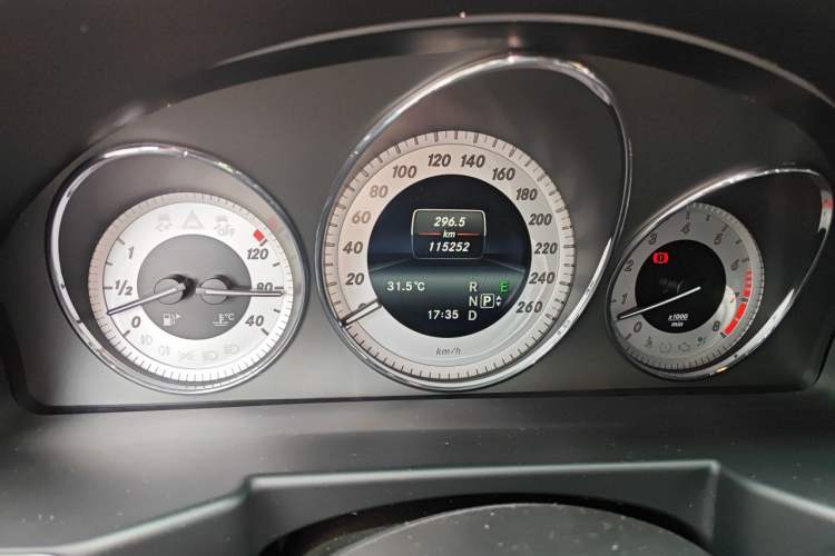 Used Mercedes-Benz GLK-Class 2013 Facelift GLK 300 4MATIC Fashion Edition Odometer Close Up