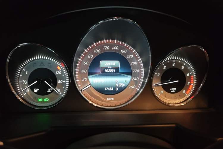 Used Mercedes-Benz GLK-Class 2013 GLK 300 4MATIC Luxury Model Odometer Close Up