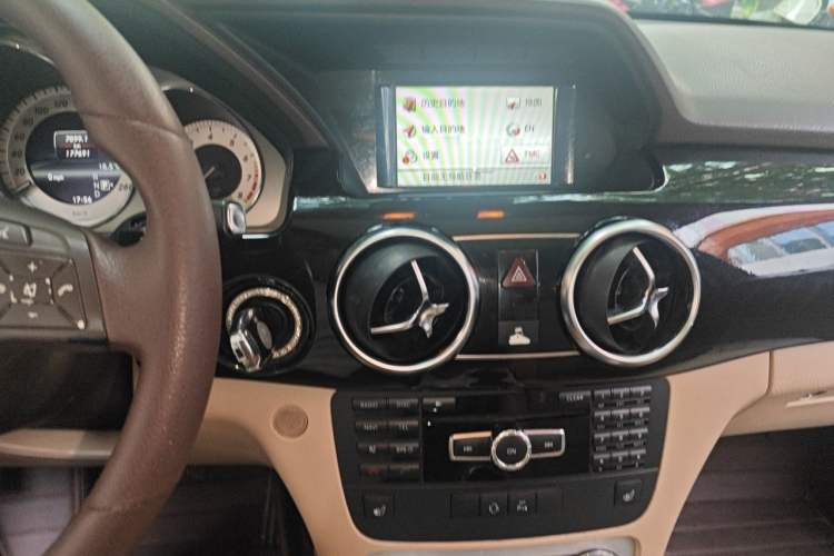Used Mercedes-Benz GLK-Class 2013 Facelift GLK 300 4MATIC Fashion Edition Audio And AC Panel