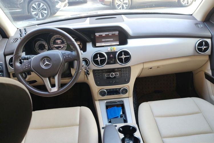 Used Mercedes-Benz GLK-Class 2013 GLK 300 4MATIC Dynamic Edition Center Console