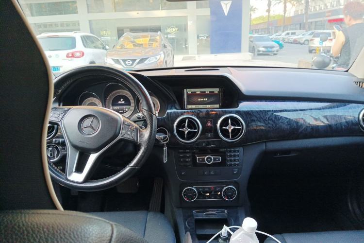 Used Mercedes-Benz GLK-Class 2013 GLK 300 4MATIC Dynamic Sunroof Model Center Console