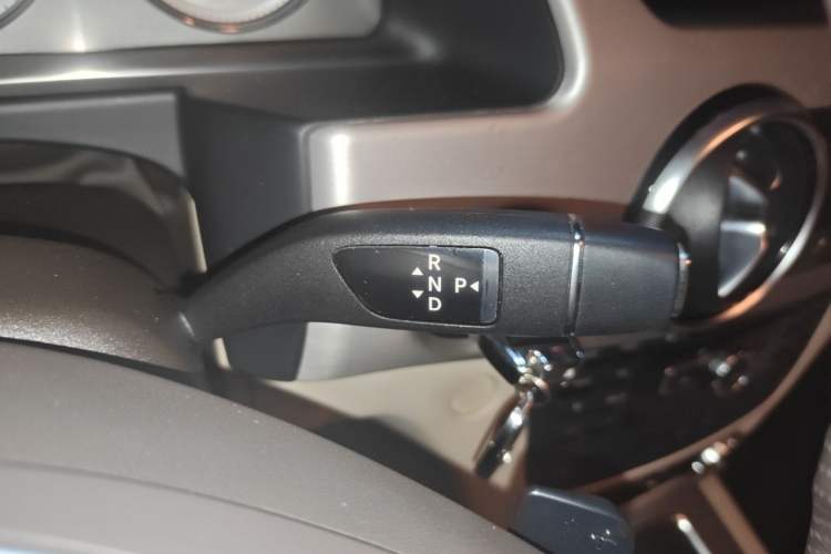 Used Mercedes-Benz GLK-Class 2013 GLK 300 4MATIC Dynamic Edition Gear Lever