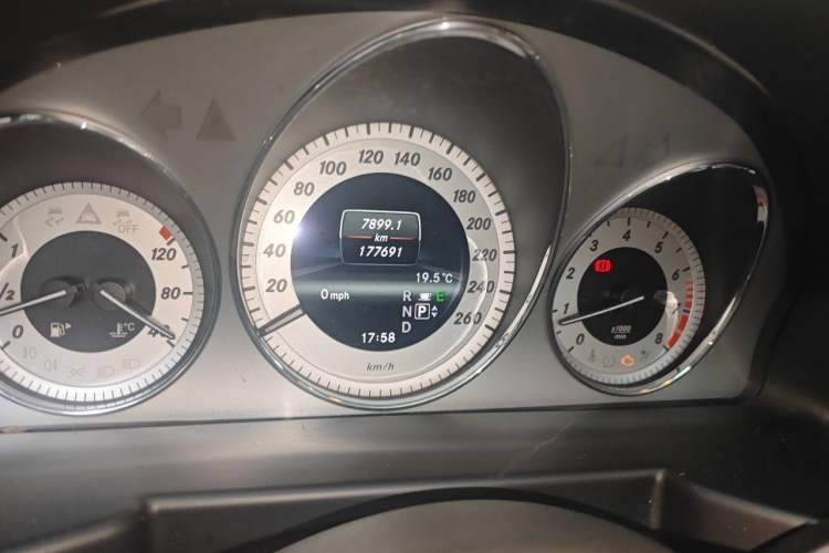Used Mercedes-Benz GLK-Class 2013 Facelift GLK 300 4MATIC Fashion Edition Odometer Close Up