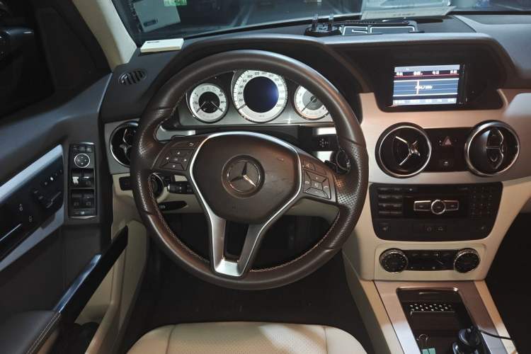 Used Mercedes-Benz GLK-Class 2013 GLK 300 4MATIC Dynamic Edition Steering Wheel