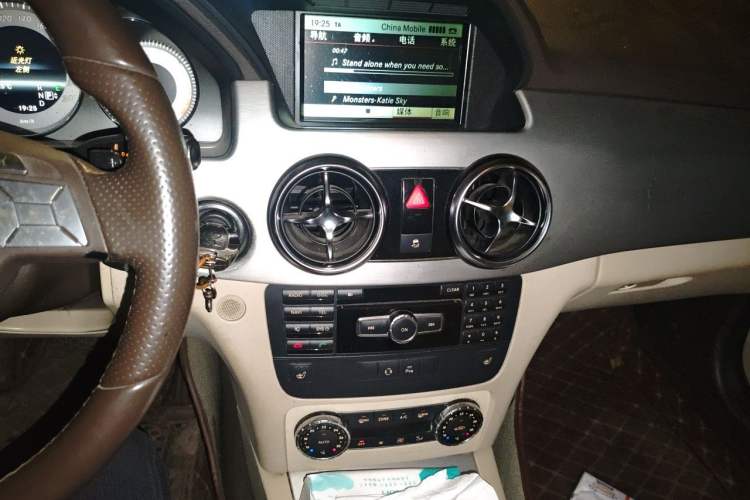 Used Mercedes-Benz GLK-Class 2013 GLK 300 4MATIC Dynamic Edition Audio And AC Panel
