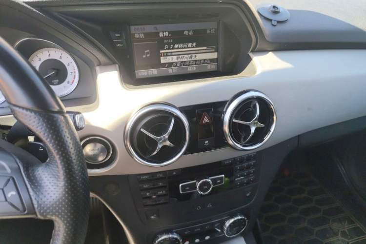Used Mercedes-Benz GLK-Class 2013 GLK 300 4MATIC Luxury Model Audio And AC Panel