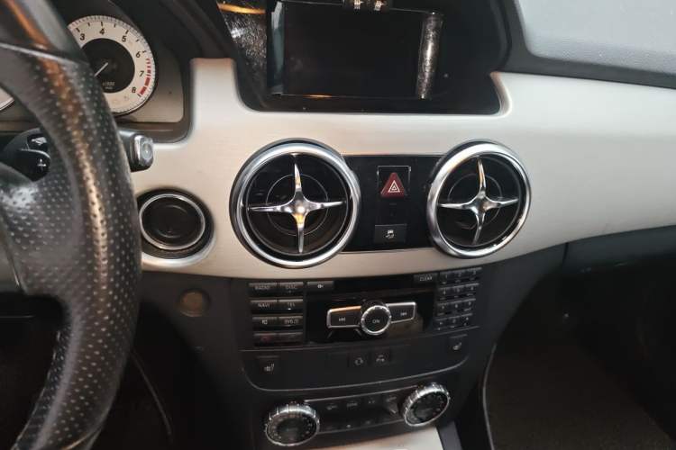 Used Mercedes-Benz GLK-Class 2013 GLK 300 4MATIC Dynamic Edition Audio And AC Panel