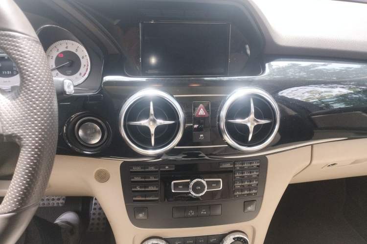 Used Mercedes-Benz GLK-Class 2013 Facelift GLK 300 4MATIC Luxury Edition Audio And AC Panel