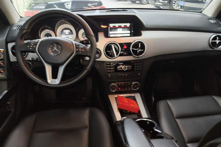 Used Mercedes-Benz GLK-Class 2013 GLK 300 4MATIC Dynamic Sunroof Model Center Console