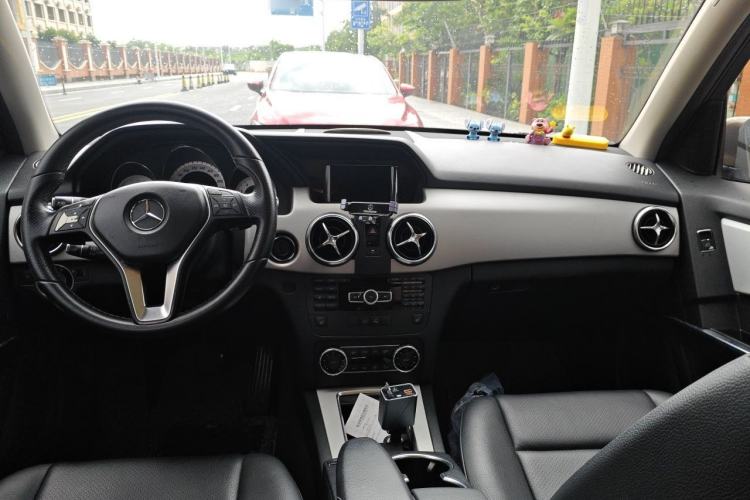 Used Mercedes-Benz GLK-Class 2013 GLK 300 4MATIC Dynamic Sunroof Model Center Console